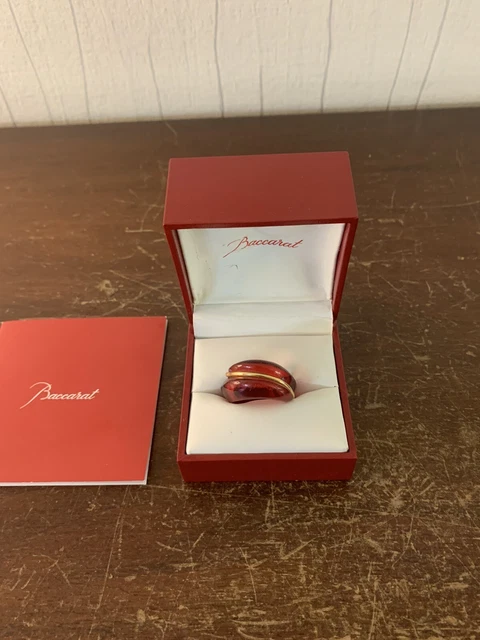 Bague rouge coquillage liseret or en cristal de Baccarat taille 54