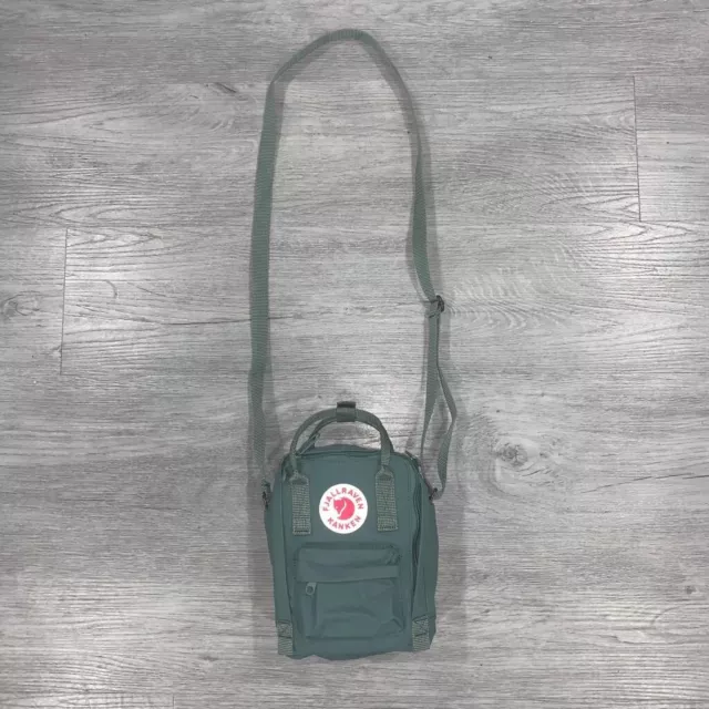 Mini Mochila de Hombro Fjallraven Kanken con Correa de Hombro Negra Pequeña Verde