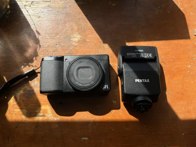 Ricoh GR III 1080p 24.2MP f/2.8 - 1,168 Shutter count - WITH FLASH