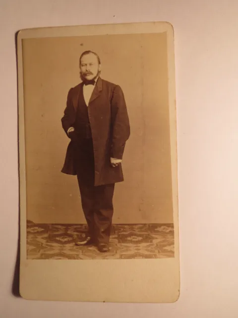 Potsdam - stehender Mann mit Bart mit Hand in Tasche - ca. 1860er Jahre / CDV