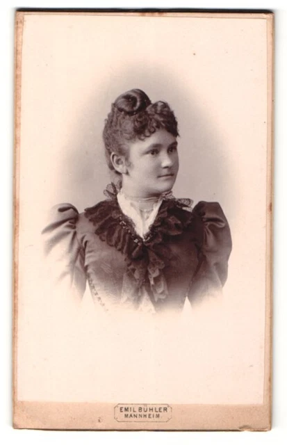 Fotografie Emil Bühler, Mannheim, Portrait bildhübsches Fräulein mit Dutt in ge