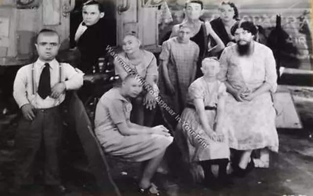 A81 FREAKY BIZARRE STRANGE ODD Circus VINTAGE PHOTO WEIRD Circus Act Pic Image