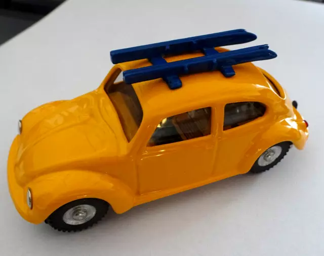 VW 1200 Käfer, gelb, mit 2 Skier auf dem Dach,originale Verpackung, 1:32, Kovap