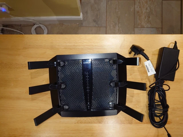 NETGEAR R8000-100UKS Nighthawk X6 Tri-Band router 3,2 Gbps R8000 OPEN-WRT APERTO