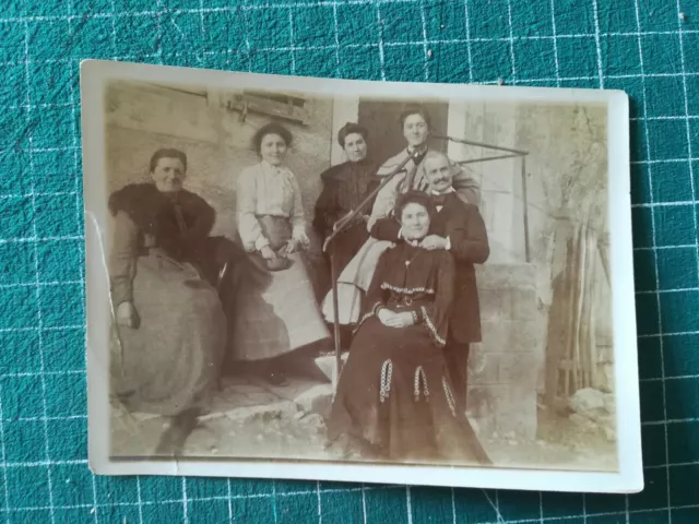 UG309 Photo Circa 1920 Group Man Women Front A Home