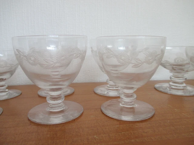 1 verre à vin en cristal gravé fleur  dans le gout Baccarat non signé 7,8 cm