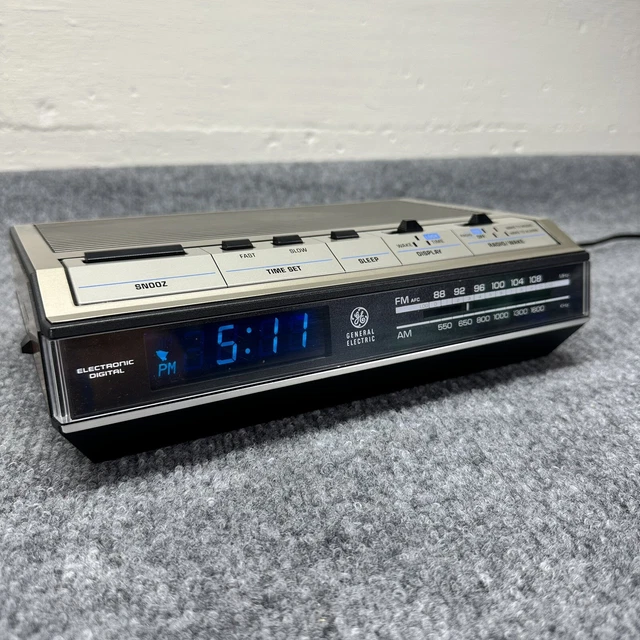 GE CLOCK RADIO FM AM Alarm General Electric Blue Display Wood Grain