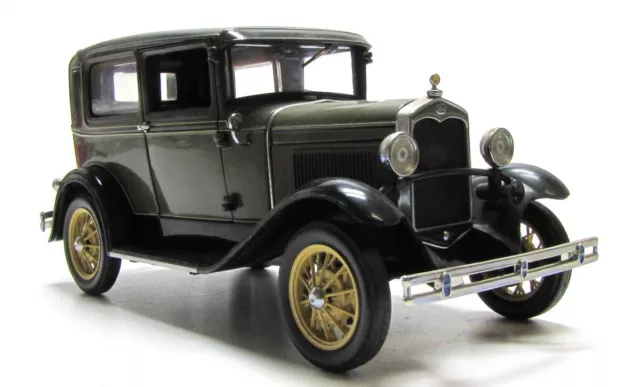 MOTOR CITY CLASSICS Ford Model A (1931) Tudor Sedan Oldtimer-Modell 1:18