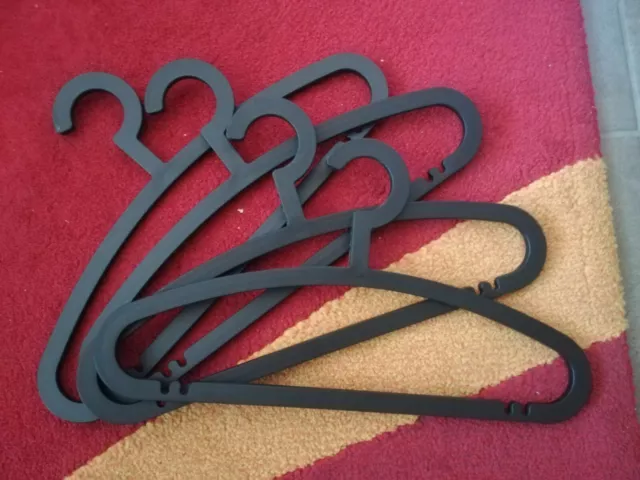 Lot de 4 cintre plastique noir, H.20.5 x l.39.5 x P.1.52 cm