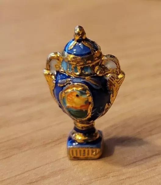 Fève - Le vase de Sèvres du 18eme siècle  .....    (Ref. 3537)