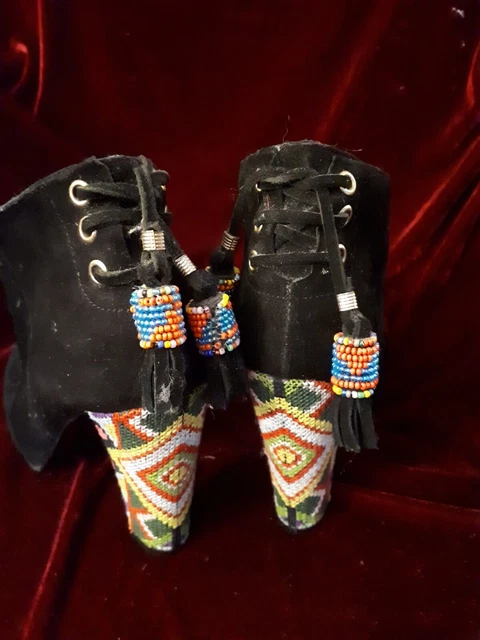Bottines chaussures femme  cuir  Manoush taille  37 neuves  noir avec pompons