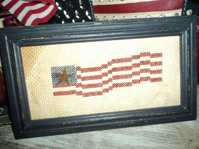 Tela teñida a mano con bandera ondulada con punto de cruz acabado enmarcada primitiva de EE. UU. bandera oxidada estrella