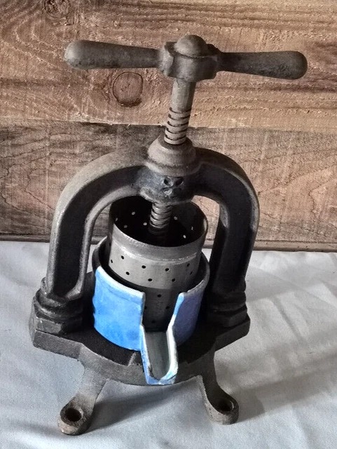 Petit pressoir de table, Presse A. PETIT LYON old french small fruit press