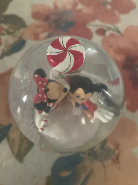 Mini boule de neige souris Disney Mickey Minnie Noël 2010 vacances hiver