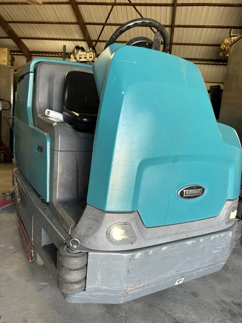 Tennant T-17  Ride On Floor Scrubber /vacuum With 36 Volt Charger