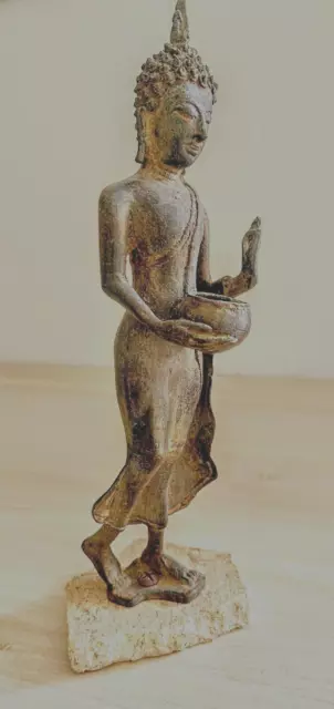 Ancien Royaume de Siam, RARE statue en bronze patiné, bouddha debout marchant...