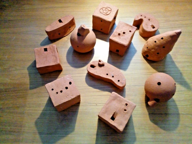 Okarinas, Konvolut 11 Stück aus Ton, Handarbeit