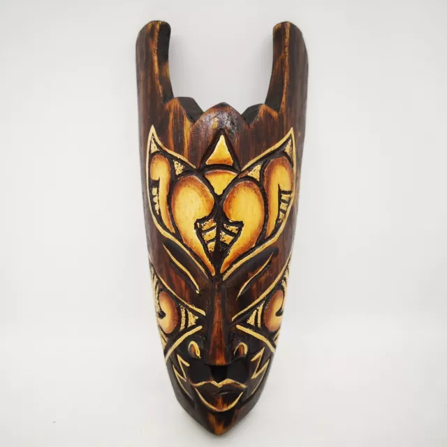 Máscara étnica de madera hecha a mano en Indonesia artesana tallada pintada deco