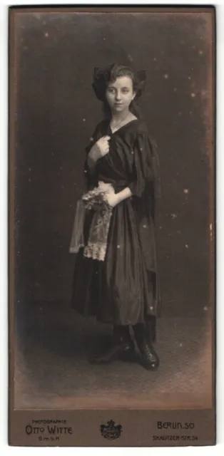 Fotografie Otto Witte, Berlin-So, Portrait junge Dame im schwarzen Kleid mit Bl