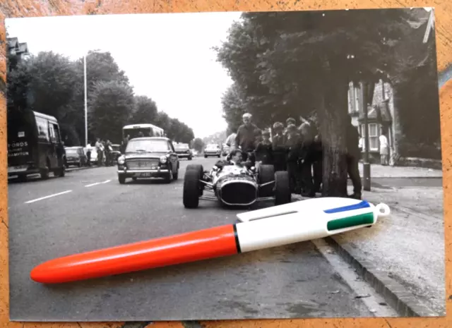 🚘 Photo auto presse Originale F1 F3 ?? 1960's in England road Foto - brochure