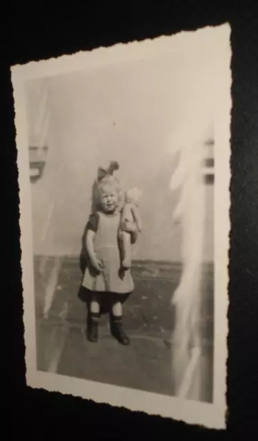 Altes Foto Kind Mädchen mit Puppe um 1940