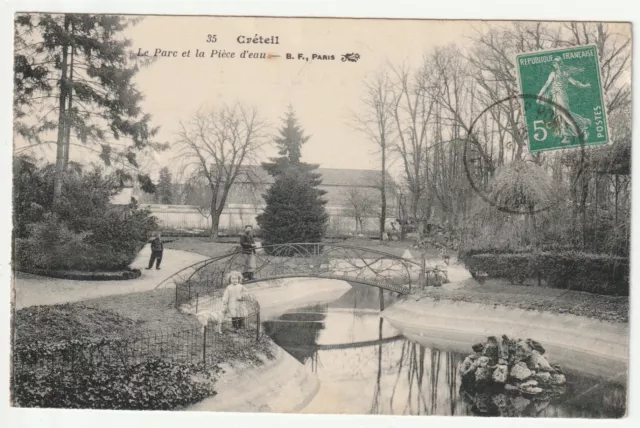 CRETEIL - Val de Marne - CPA 94 - Enfant au Parc - Petit pli à droite en bas