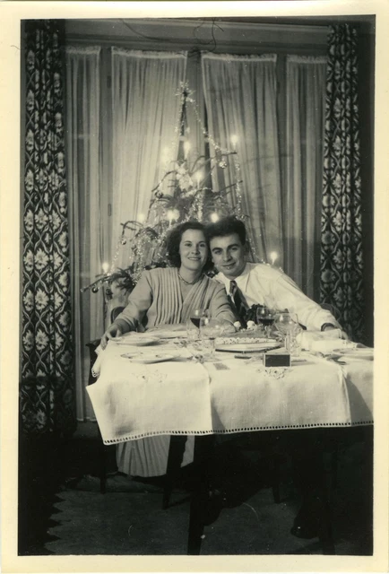 Photo Ancienne - Vintage Snapshot - Couple Sapin De Noël Fête Repas - Christmas