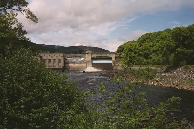 Photo 6x4 Hydro Dam Pitlochry Water being released through dam sluice gat c2000