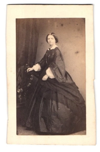 Fotografie Fotograf und Ort unbekannt, Portrait junge Frau im Reifrockkleid mit