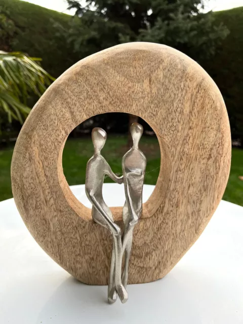 UNIKAT Liebespaar Skulptur Artisanal–Alu Figuren im Holzring sitzend-handarbeit