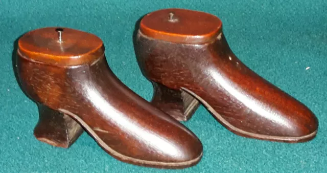 Paar Schnupftabak Dosen Schuhe Holz geschnitzt Biedermeier um 1840