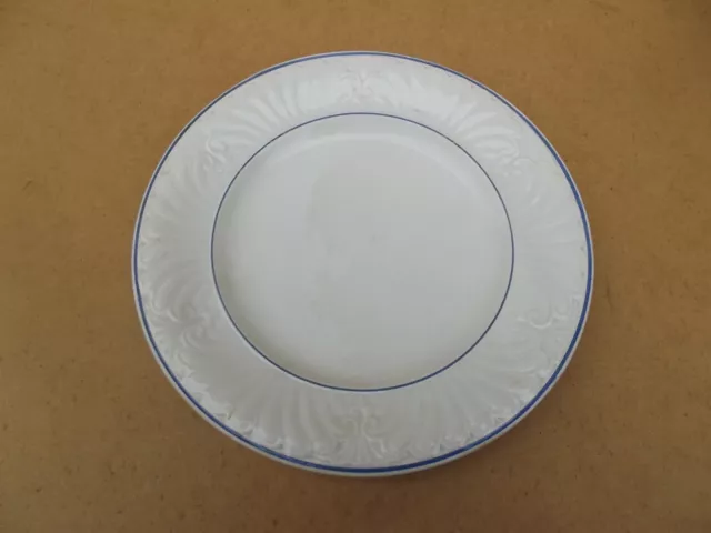 Creil Montereau Ancien petite assiette à dessert décor en relief faience blanche
