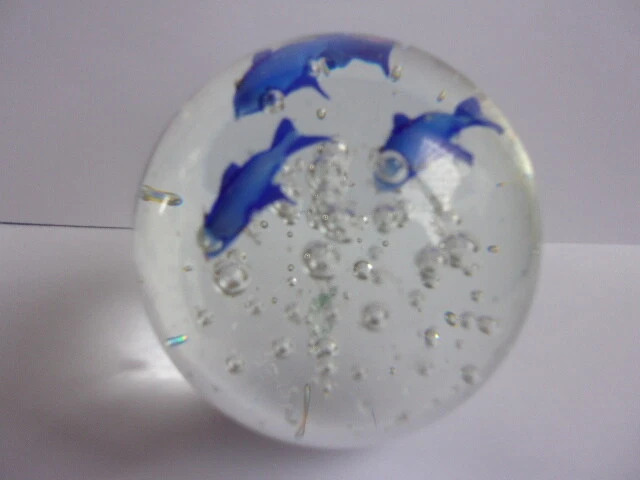 Joli Sulfure Boule A Décor De Dauphins Verre