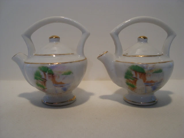 Souvenir, Niagara Falls, ny. mini tea pot shape salt & Pepper set Occupied Japan