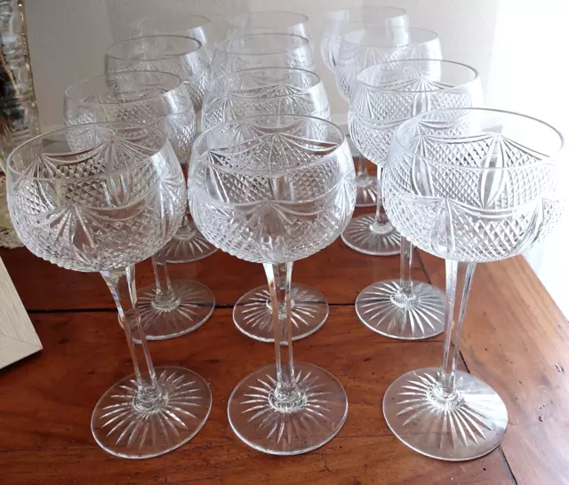 Série de 12 verres à vin pied en cristal taillé