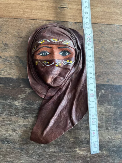 Wandbild aus Leder, Beduinen Frau. Länge 24 cm, Höhe 5 cm , Breite 13 cm. Wandbild aus Leder, Beduinen Frau. Länge 24 cm, Höhe 5 cm , Breite 13 cm.