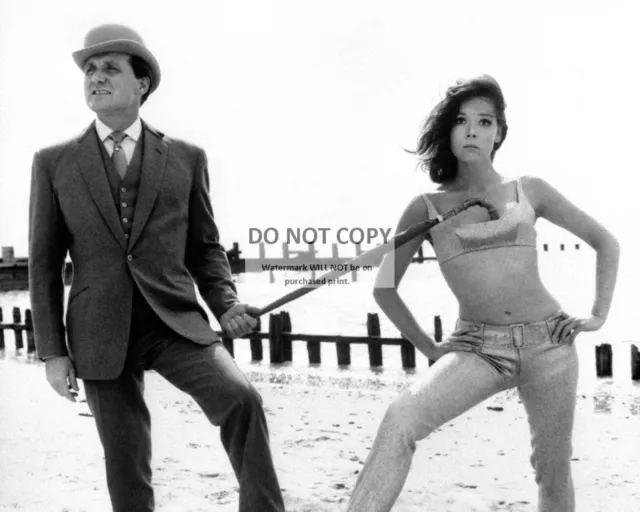 Patrick Macnee And Diana Rigg In "The Avengers" - 8X10 Publicity Photo (Cc-193)