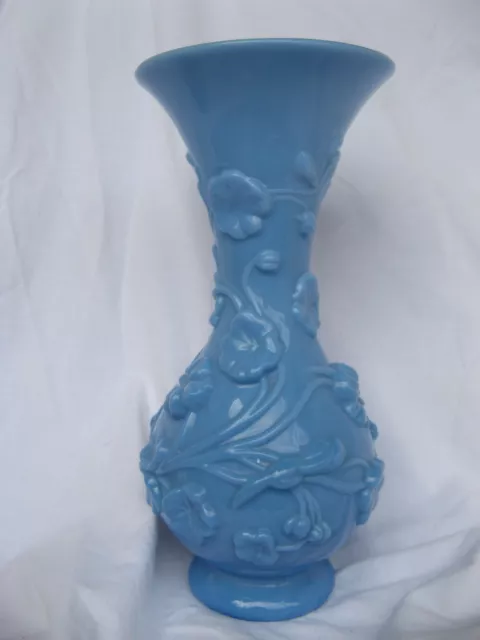 Antike große Glas Vase hellblau opak Pressglas Blütenrelief Frankreich 31 cm