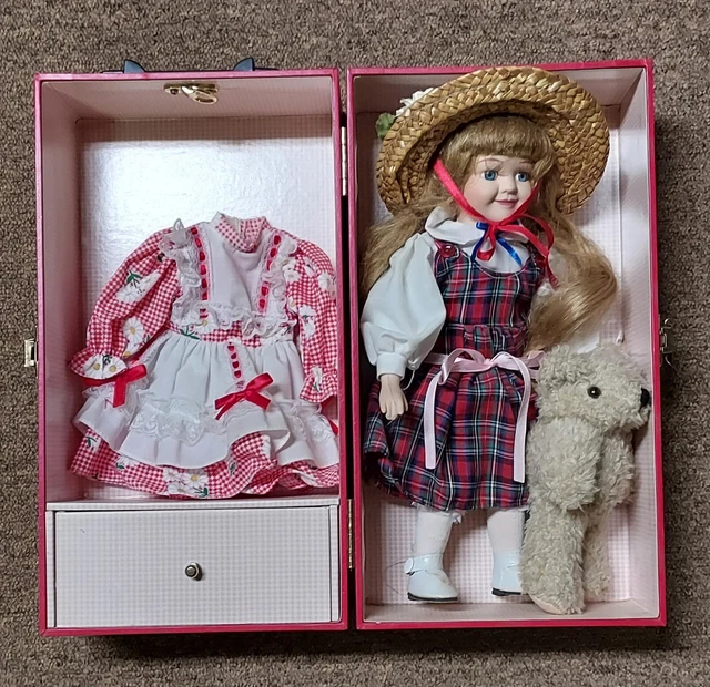 Vtg Lasting Impressions Doll Companion Collection Case w/ Outfits Dresses