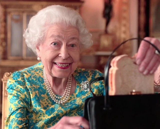 QUEEN ELIZABETH II 8x10 Photo Jubilee Jam Sandwiches at the Palace