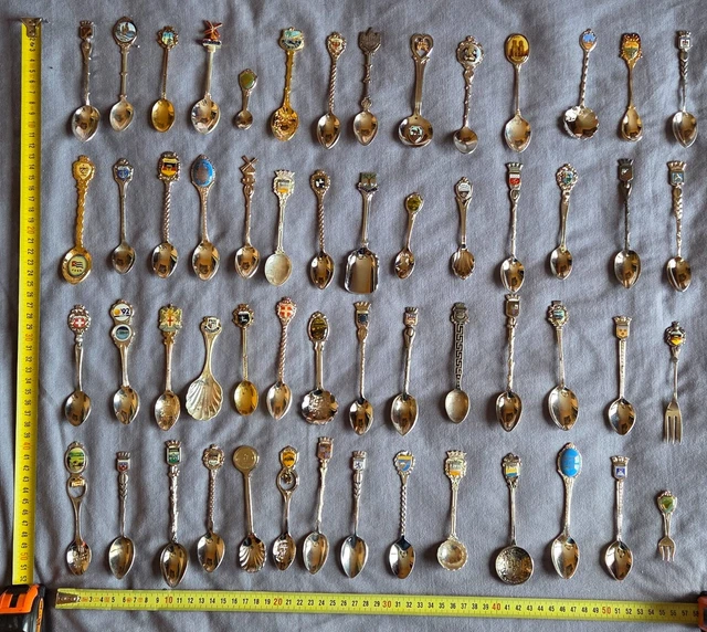Assortiment de 24 cuillères souvenir plaquées argent Î.-P