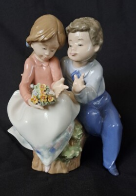 Lladro Daisa JUST A LITTLE KISS Figurine #5701 Mint Boy & Girl Bench Children