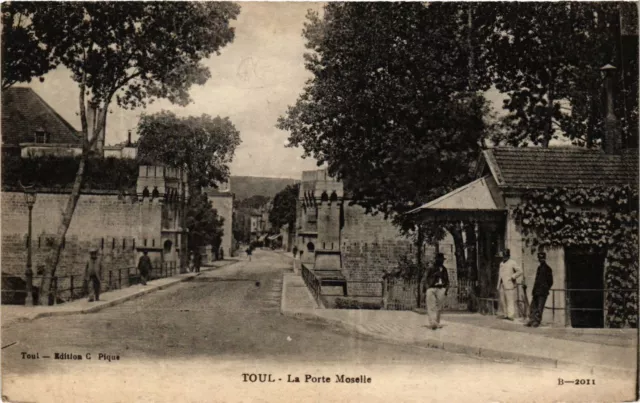 CPA TOUL - La Porte Moselle (386064)