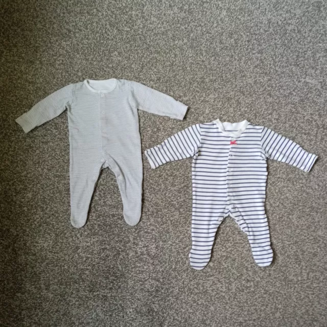 Konvolut mit 2 Baby Jungen Schlafanzügen. 0-3 Monate. 62 cm Höhe. 6 kg Gewicht. Sehr guter Zustand