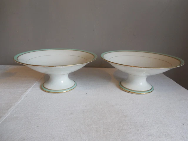 ANCIENNE PAIRE DE COUPES EN PORCELAINE SUR PIED  vers 1900