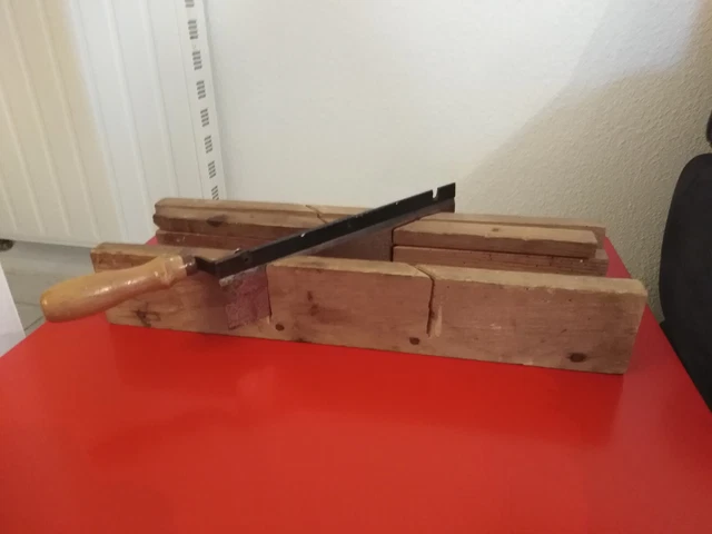 Boite à onglet artisanal en bois et sa scie (outils ancien)