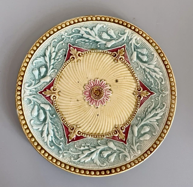 Assiette en barbotine XIX ème décor fleur Fleur de lys & feuillages Onnaing (?)