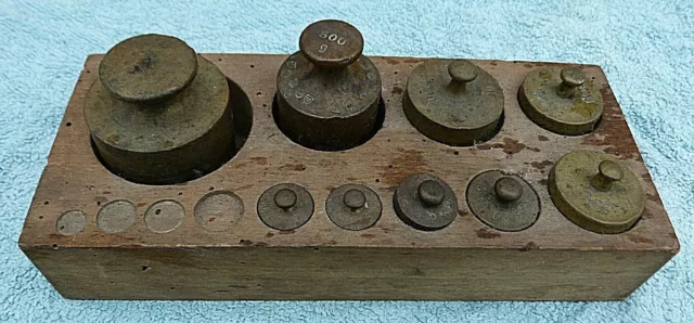 17757. Alte Gewichte im Holzblock für Waage  9 Stück