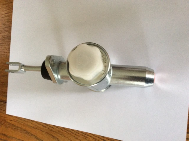 0.7 Bore Clutch Master Cylinder – Universal Lockheed Type, Perfect For Classic Cars & Manual Transmissions