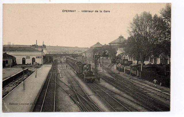 EPERNAY Marne CPA 51 les quais intérieur de la gare train en gare